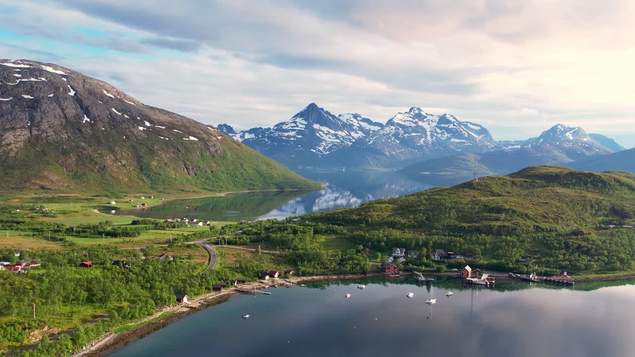carretera panorámica en la costa del norte de noruega con montañas, mar y asentamientos