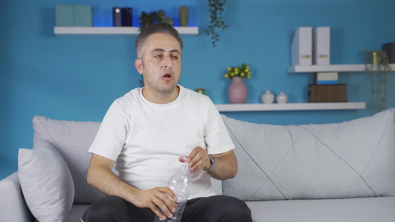 Uomo che beve acqua per una vita sana.