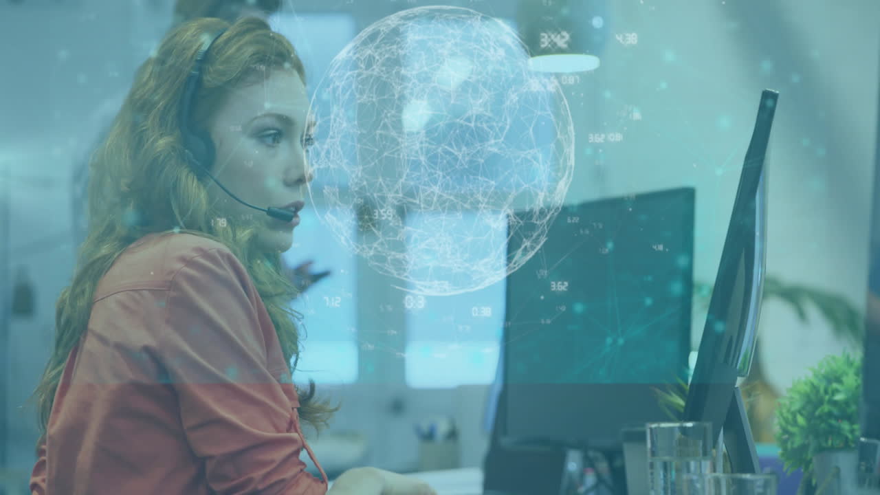 Kvinde med headset arbejder ved skrivebord og viser holografisk datateknologi-globus med netværkslinjer.
