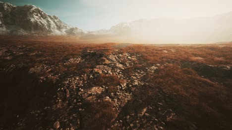 las montañas de nepal en la niebla en verano