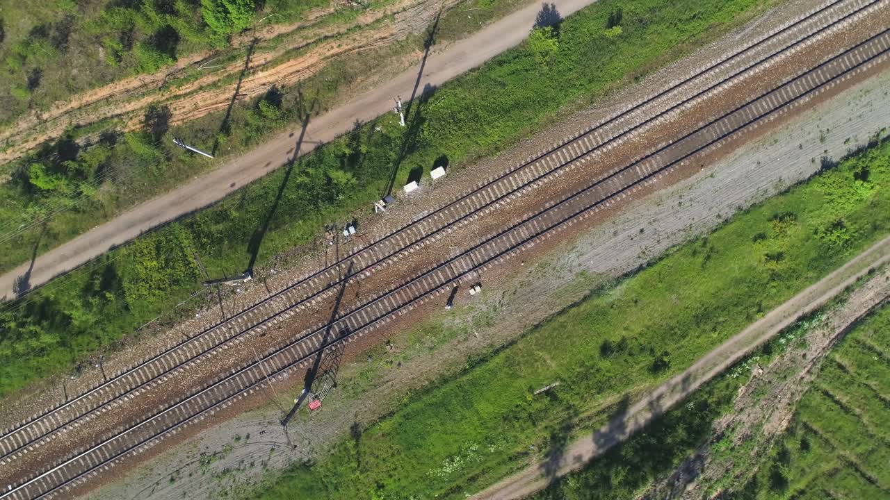 электрифицированная железнодорожная дорожка. камера набирает высоту во время вращения