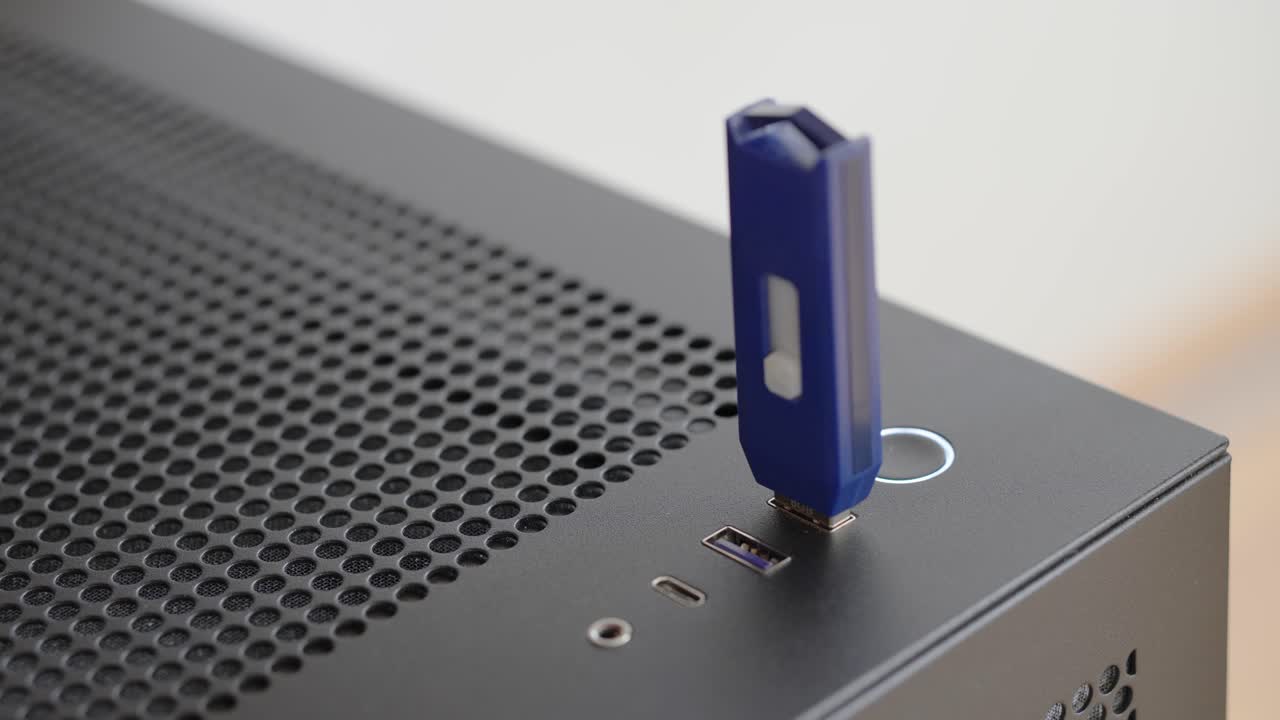 hombre conectando y desconectando una unidad flash usb