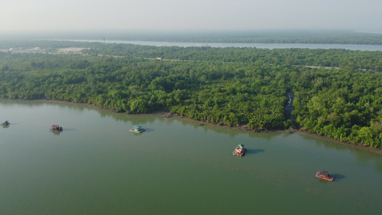 vista aérea de la casa flotante y el denso bosque en el río bagan lalang, sepang