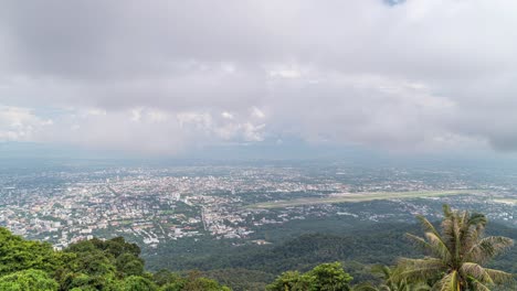amplio lapso de tiempo de panorama abierto sobre la ciudad de chiang mai con nubes en movimiento rápido