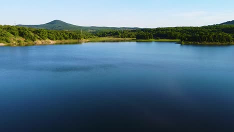 Flug-über-Wasser-In-Der-Nähe-Eines-Verlassenen-Damms