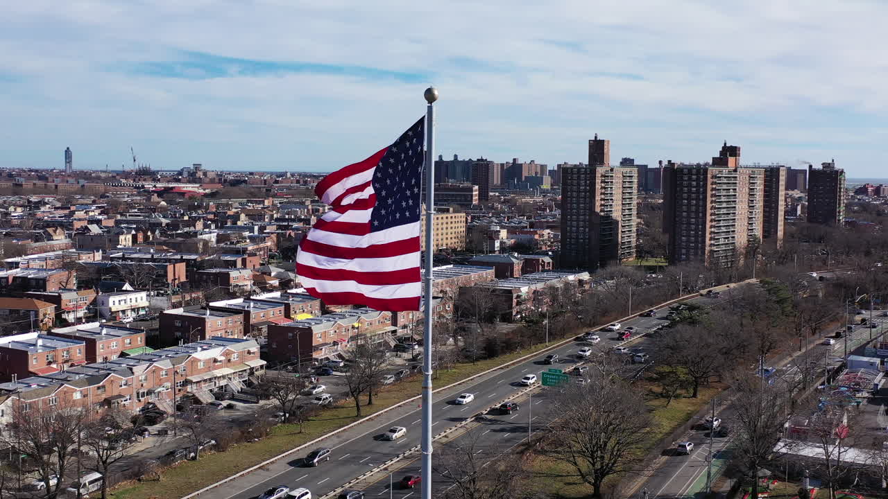 Un'orbita aerea, che si muove in senso antiorario attorno alla bandiera americana che sventola al vento