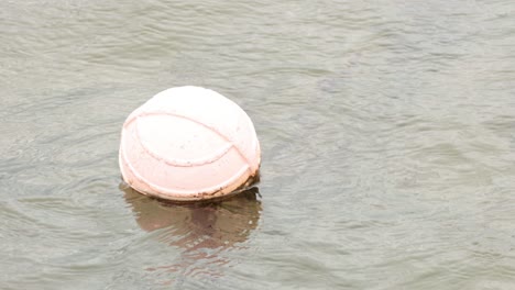 una boya flotando y a la deriva en el agua