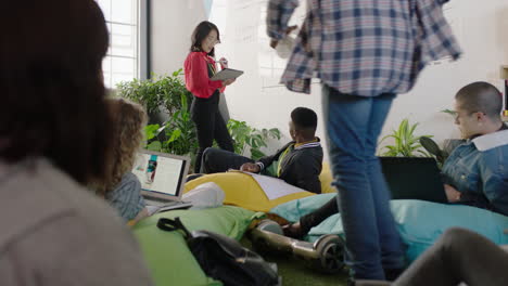 personas de negocios que se reúnen líder de equipo asiático mujer que presenta datos de mercado en pizarra lluvia de ideas que muestra a sus colegas la estrategia del proyecto información intercambio de ideas en la oficina presentación de información