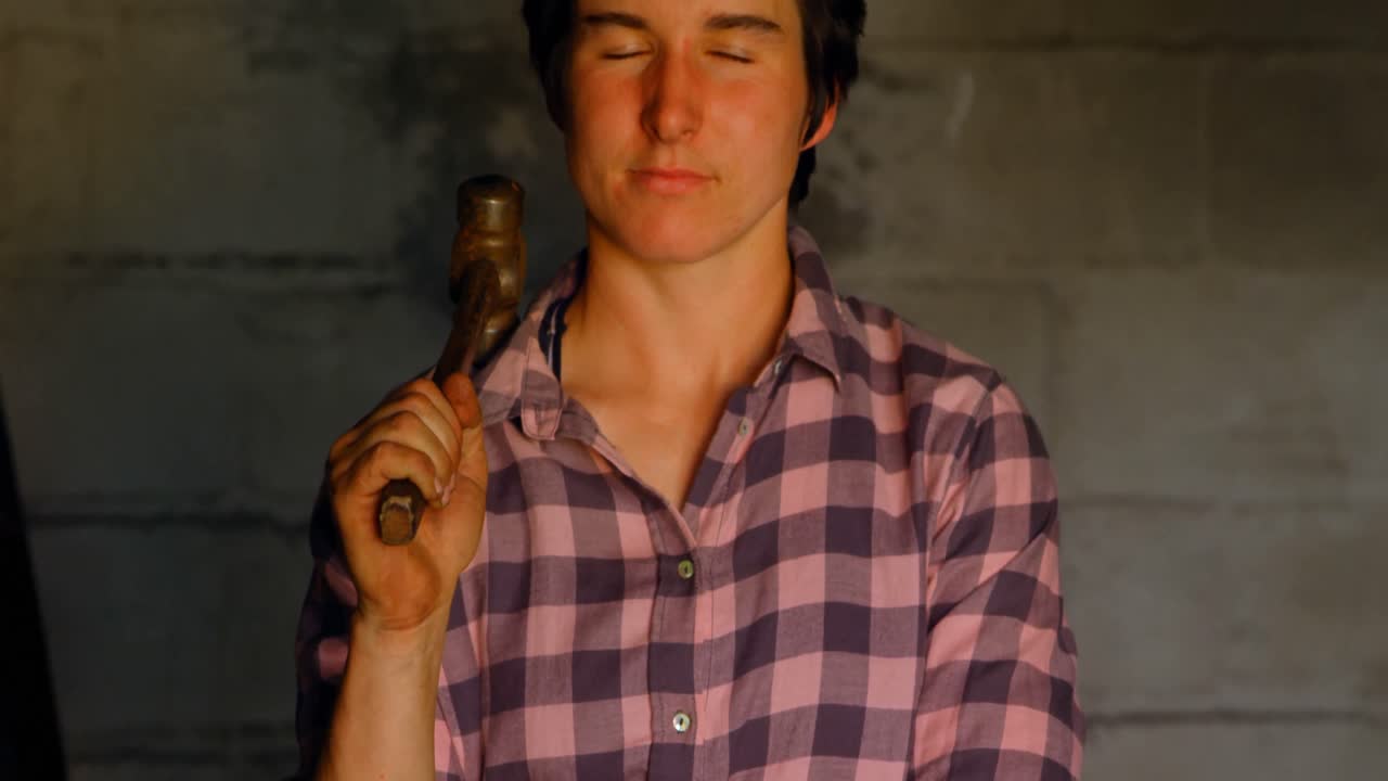 공장 4k에 서 있는 여성 금속공