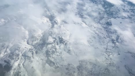antena sobre nubes y montañas nevadas
