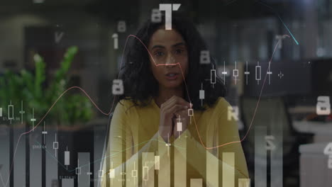 animación de procesamiento de datos, cambio de alfabetos sobre mujer biracial teniendo llamada de video en la oficina