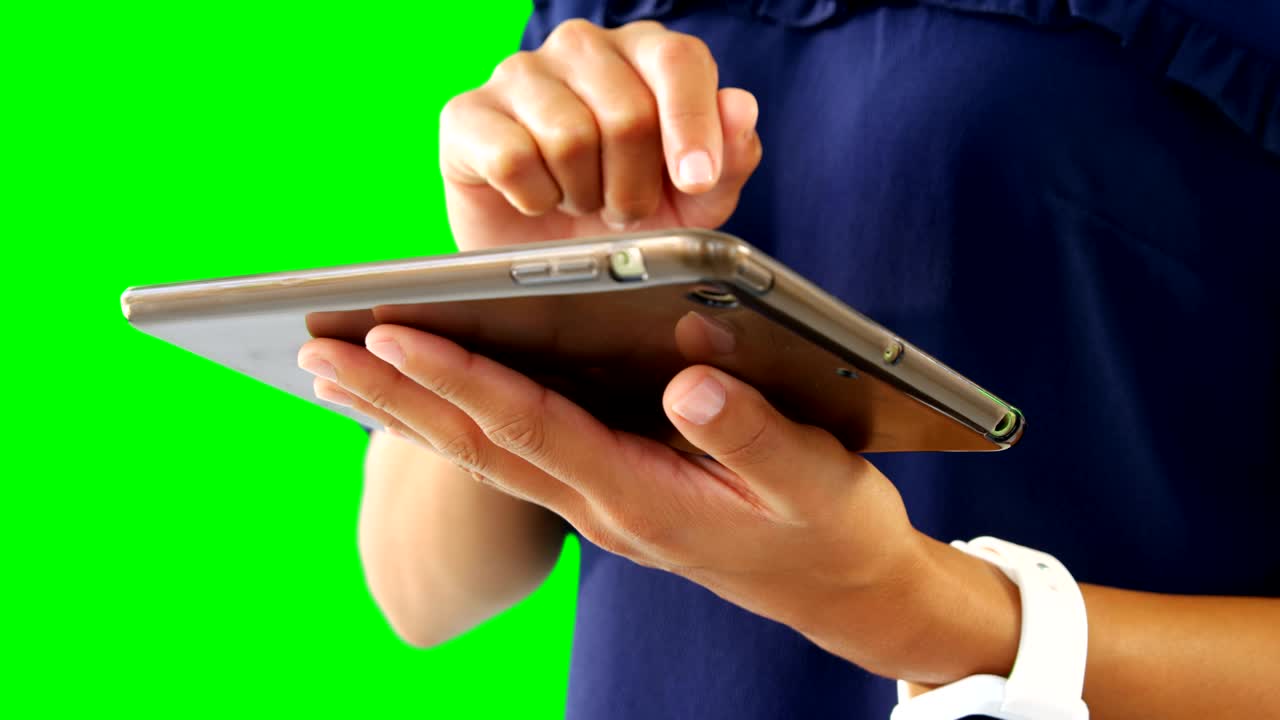 mujer usando tableta digital contra pantalla verde 4k