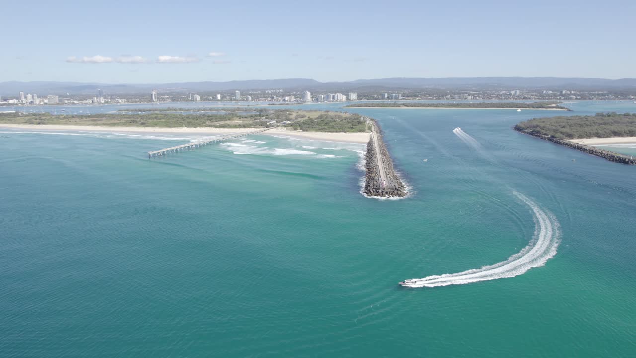 오스트레일리아 골드 코스트 (qld) 의 스피트 (spit) 를 지나 바다로 향하는 스피드 보트
