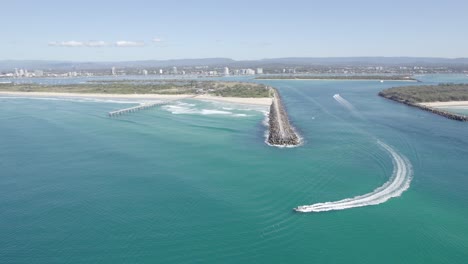 Schnellboot-Auf-Dem-Weg-Zum-Meer,-Vorbei-An-Der-Landzunge-An-Der-Gold-Coast,-Queensland,-Australien