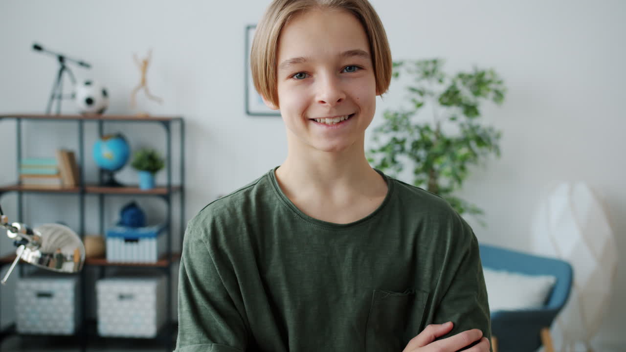 retrato de un adolescente sonriente
