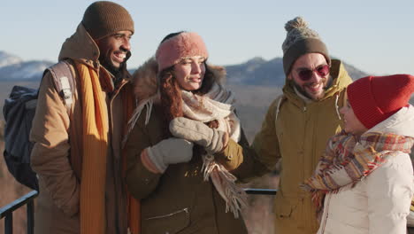 amigos disfrutando de un día de invierno en las montañas