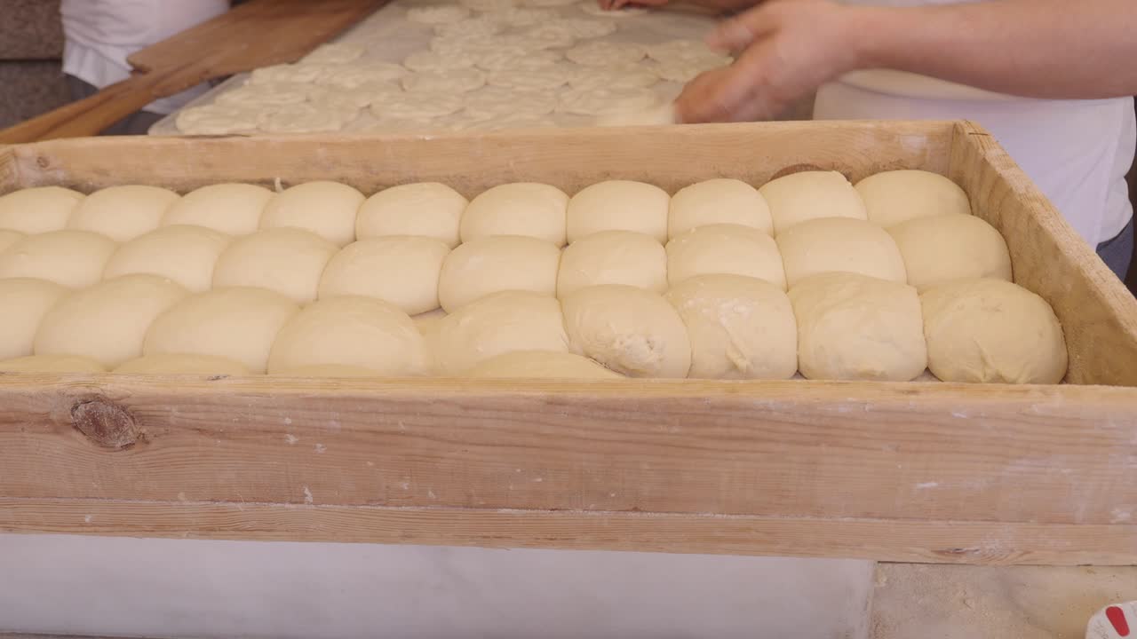 나무 상자 에 반죽 을 준비 하는 것