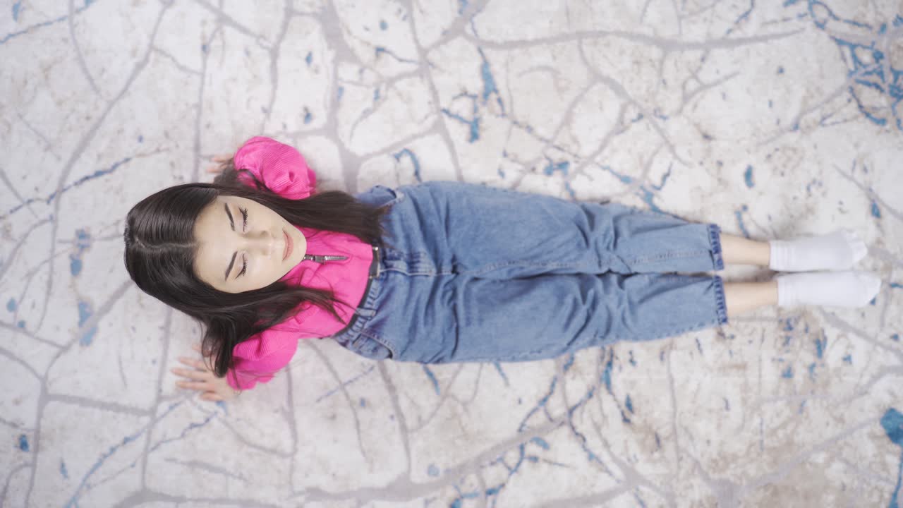 una joven deprimida que se siente indefensa e impotente, frustrada.