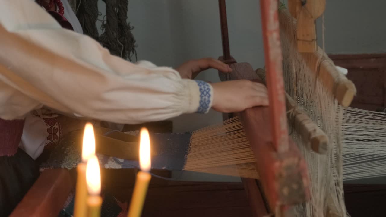 el tejedor hace tela en el telar étnico