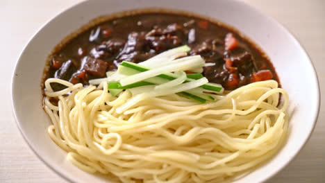 Jajangmyeon-Oder-Jjajangmyeon-Ist-Eine-Koreanische-Nudel-Mit-Schwarzer-Soße---Koreanischer-Essensstil