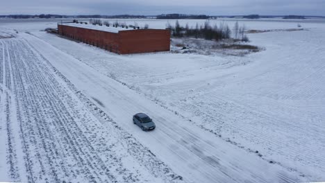 Luftaufnahme-über-Fahrendes-Auto-Im-Winter