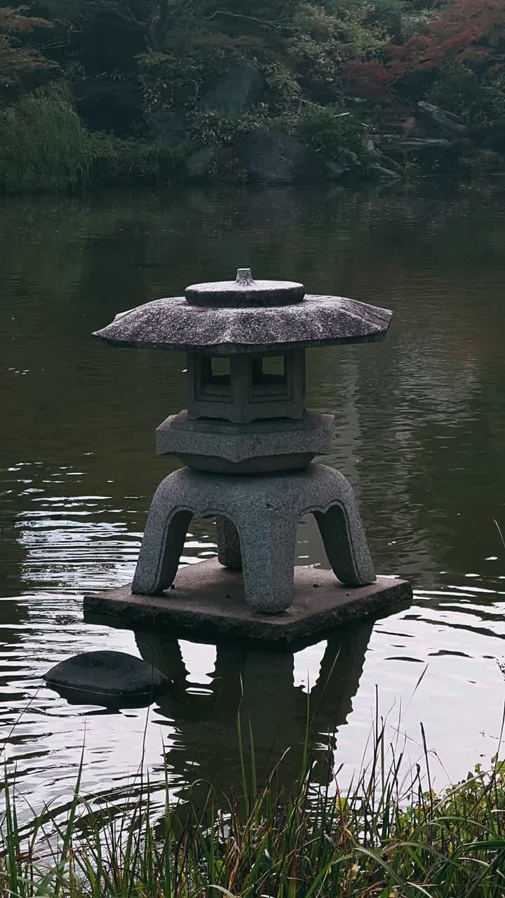 linterna de piedra en un estanque de jardín japonés