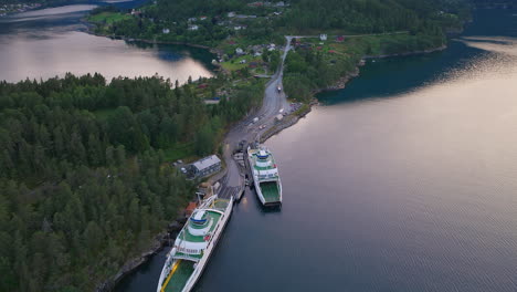 Ferry-De-Coches-Eléctricos-Atracado-En-El-Hermoso-Sognefjorden