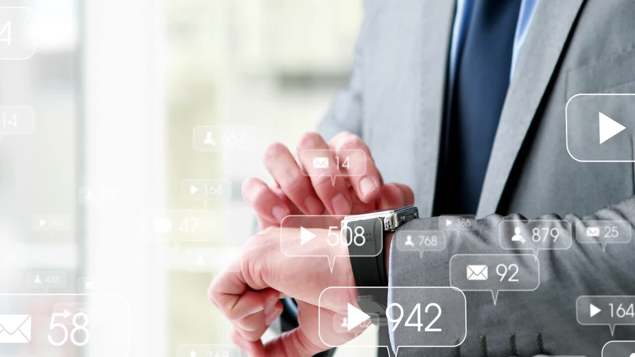 스마트 워치를 확인하는 사업가 위의 회색 배너에 소셜 미디어 아이콘과 숫자의 애니메이션