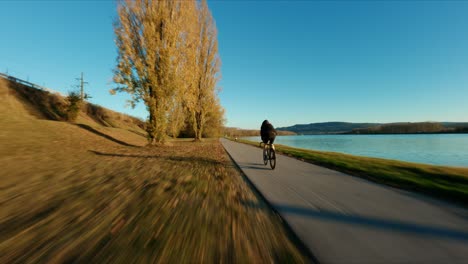 Fpv-Nähert-Sich-Jake,-Dem-Fixedgear-Biker,-Der-Neben-Der-Donau-Fährt