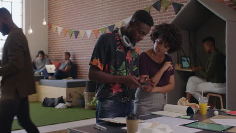 hombres de negocios afroamericanos se reúnen líder de equipo mujer compartiendo ideas creativas disfrutando de la capacitación colega en un lugar de trabajo de oficina de moda