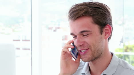 Hombre-De-Negocios-Casual-Hablando-Por-Teléfono