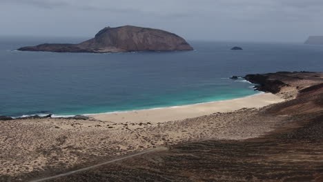 Aerial-view-of-beautiful-Playa-de-las-Conchas-beach-on-the-Graciosa-island-near-Lanzarote,-Spain