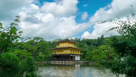 Un-Lapso-De-Tiempo-Del-Templo-Dorado-En-Kyoto,-Japón