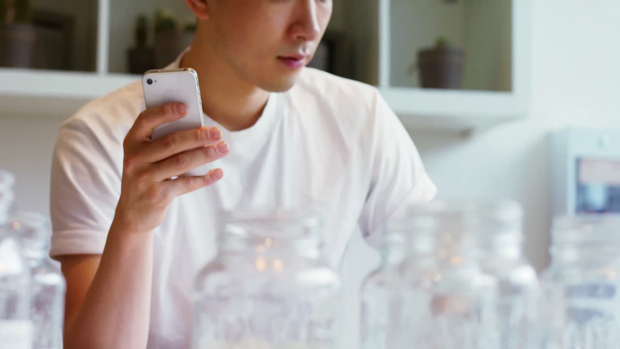 드폰을 들고 책상에서 일하는 남자