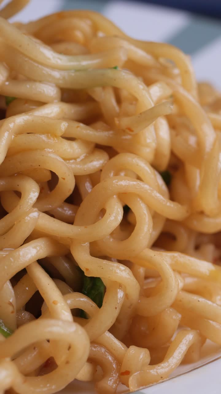 Primo piano di deliziosi noodles asiatici su un piatto