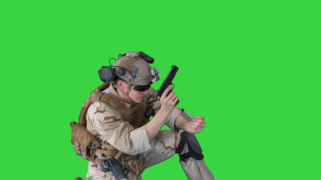 el soldado está disparando de la pistola sentado en su rodilla en una pantalla verde, clave de croma