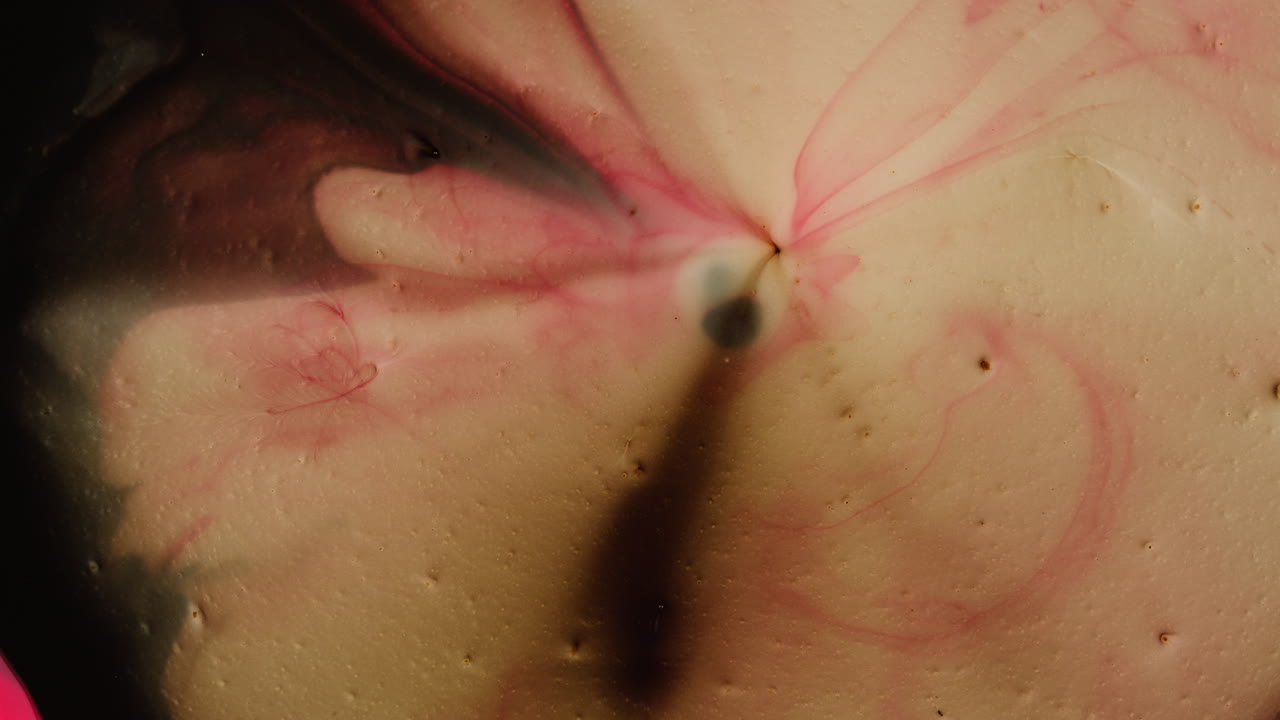 은 잉크 액체에서 검은 색 확장에 대한 추상적인 모션 비디오