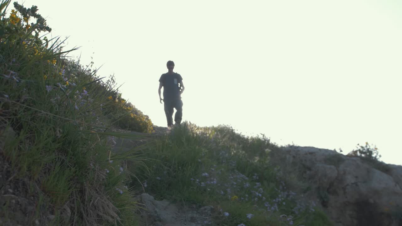 joven corre por los escalones hacia la cámara corta