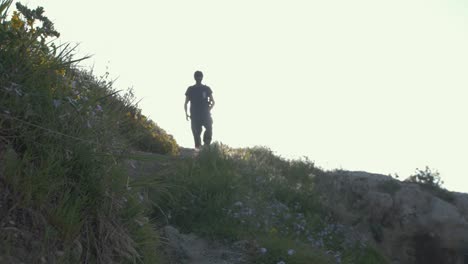 joven corre por los escalones hacia la cámara corta