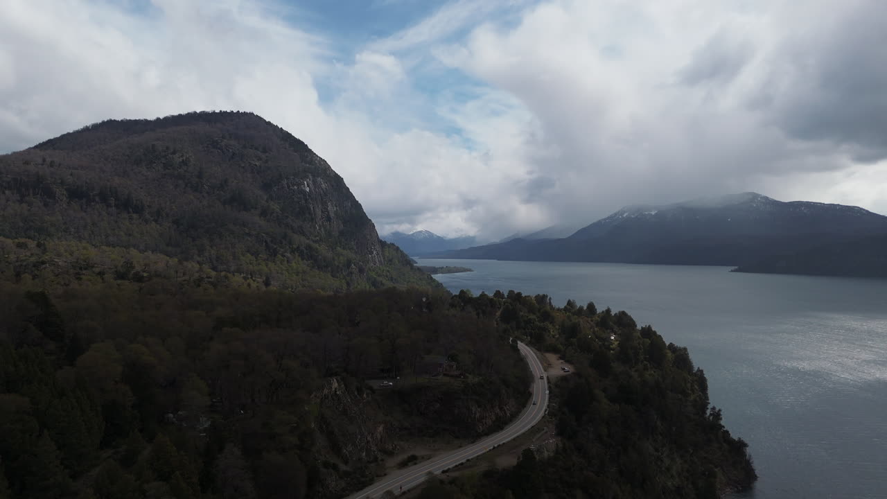 Betagende luftfoto af Rute 40 langs Lacar-søen, der fanger Argentinas naturlige skønhed.