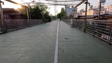 personas caminando, ciclando en un camino de la ciudad al anochecer
