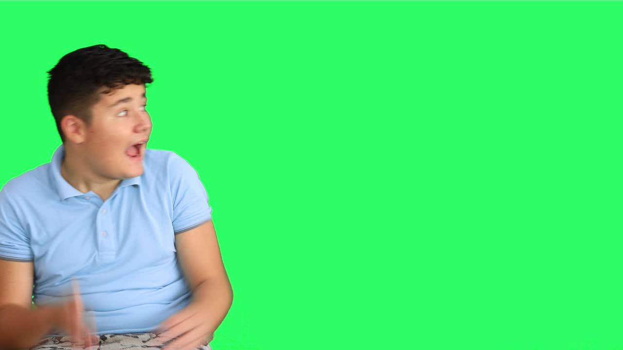 십대 소년은 충격 반응, 놀라움 반응, 얼굴 감정 반응을 나타니다.