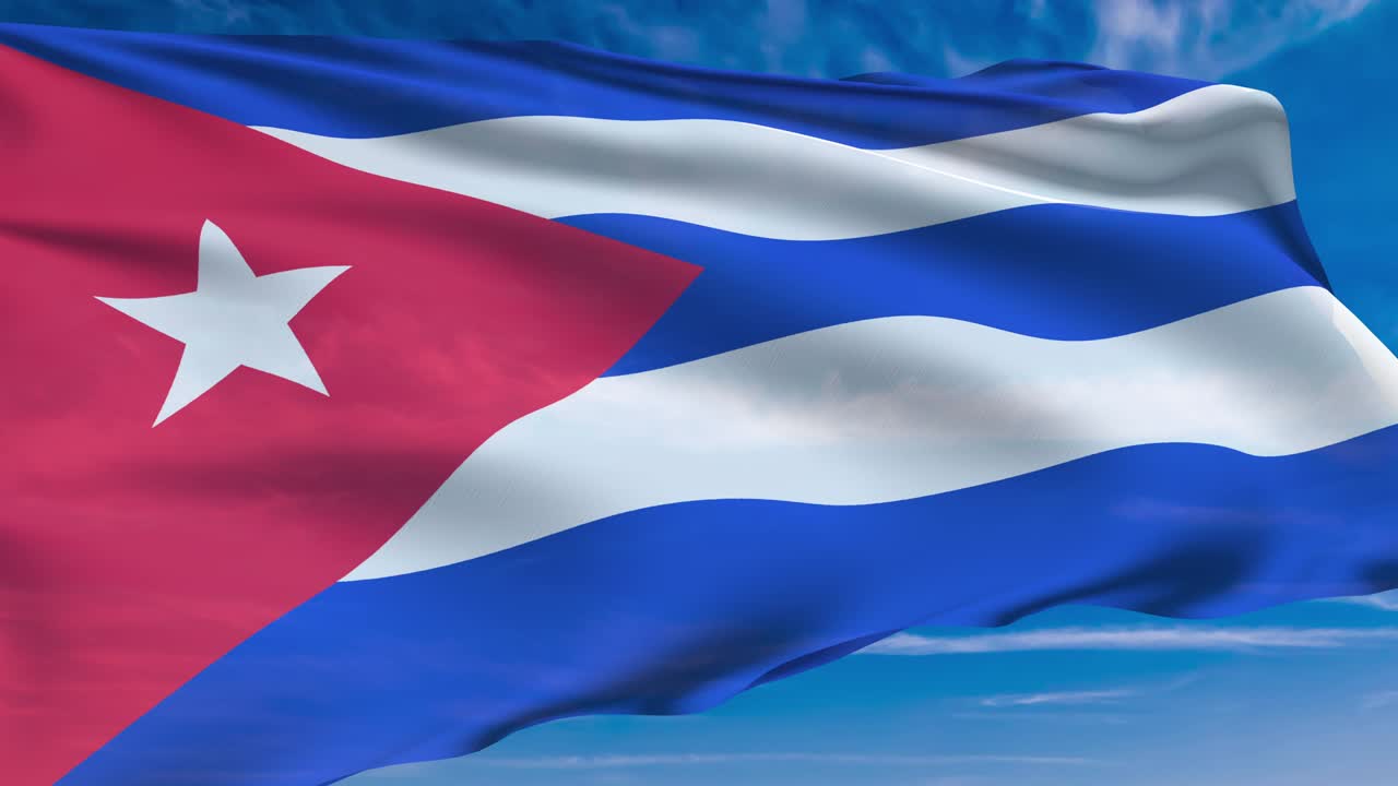 Bandiera di Cuba con struttura in tessuto contro un cielo nuvoloso (in loop)