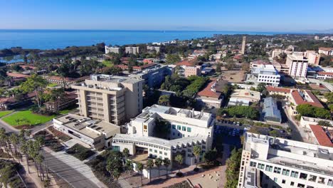 aérea do campus universitário da universidade da califórnia santa barbara ucsb ao longo da praia e lagoa 1