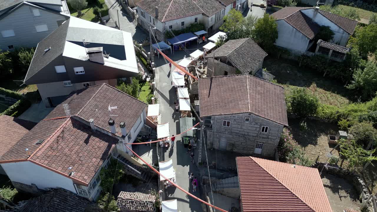 vista desde arriba de los puestos de mercado en el festival etnográfico pereiro de aguiar lonoa españa