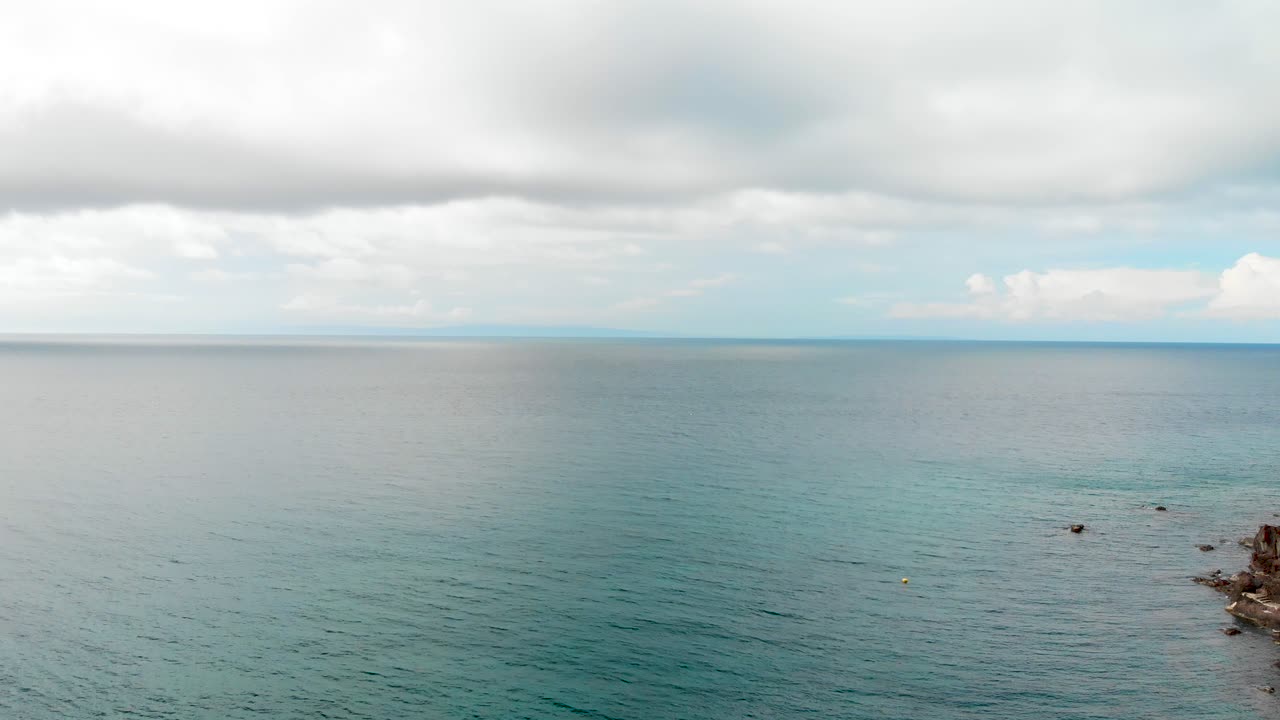 푸른 바다 4k 지평선을 열기 위해 아시아에 야자수가 있는 이국적인 바위 섬 열대 낙원을 지나가는 공중 드론 샷