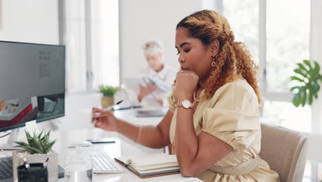 Mujer-Negra,-Computadora-Y-Escritura-En-Un-Cuaderno