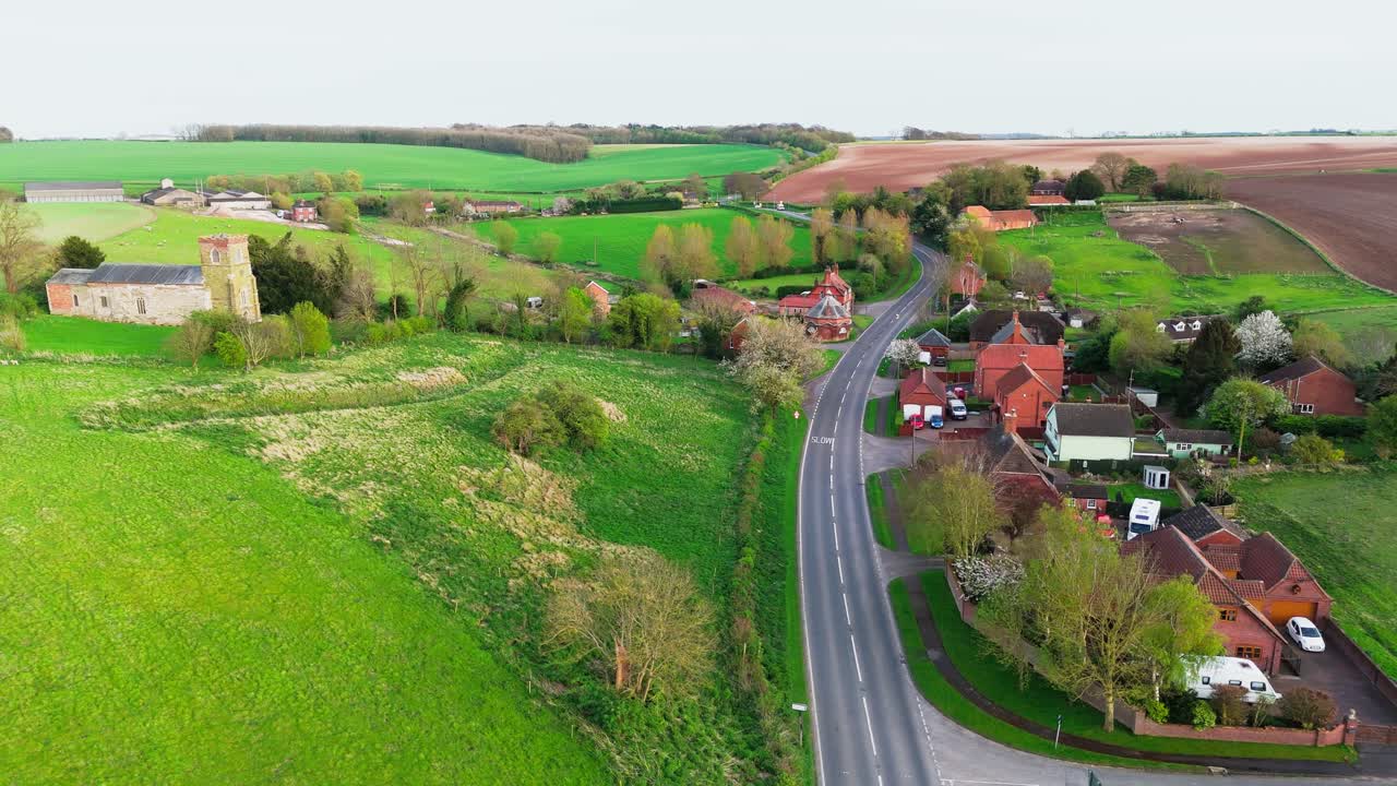 Luftoptagelser med drone af en lille landsby i Lincolnshire kaldet Burwell i Storbritannien