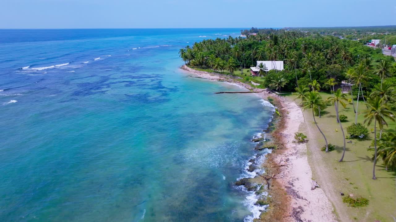 Ripresa aerea della bellissima spiaggia di Guayacanes, Repubblica Dominicana.