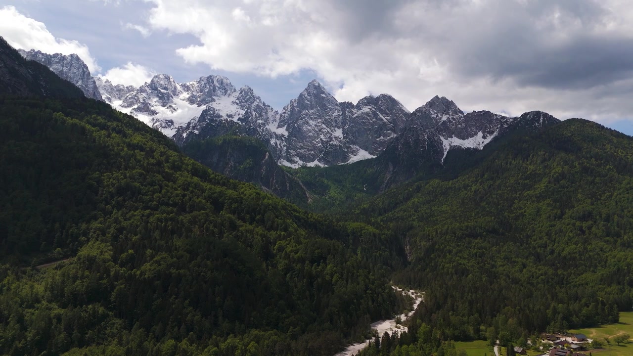Villaggio alpino di Gozd Martuljek sotto la cima dello Špik nelle Alpi Giulie in Slovenia. Ripresa aerea